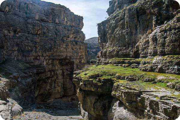 ارتفاع 200 متری دیواره های دو طرف دره