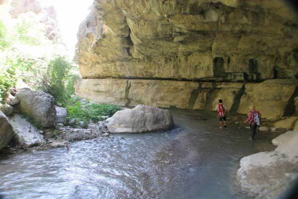 آب بازی کودکان در رود دره شمخال