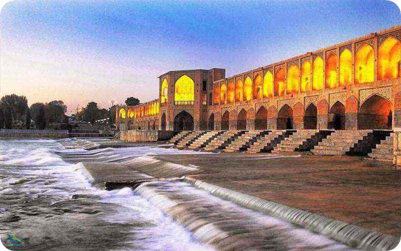 دو ساختمان مزین شده به هنر نقاشی و کاشی کاری