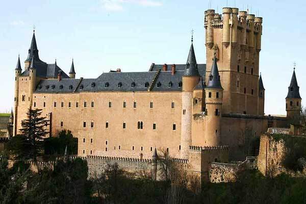 قلعه قصر سگوویا؛ قلعه خیل انگیز و افسانه ای اسپانیا