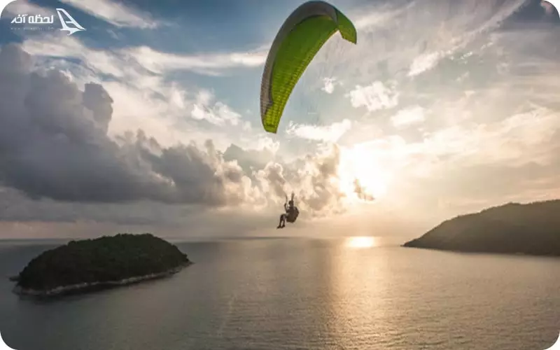 چتربازی در آسمان ابری