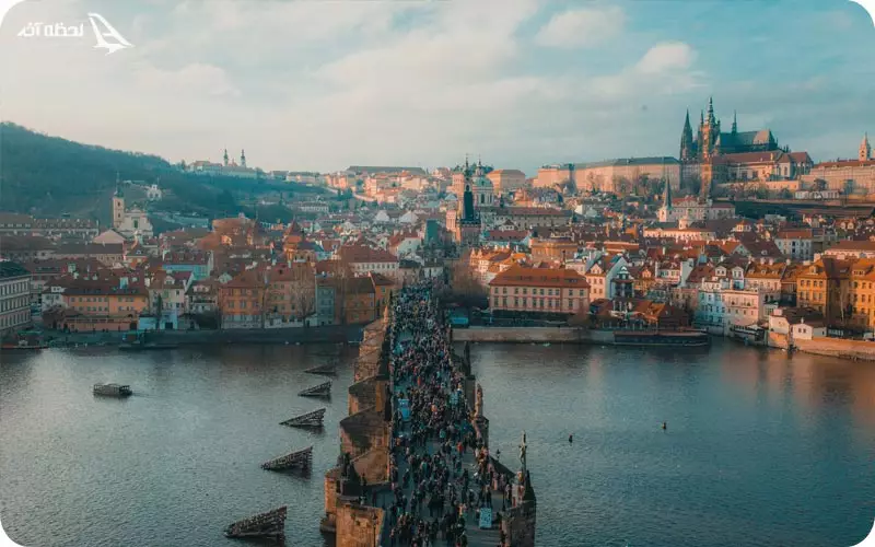 پیاده روی مردمان در شهر زیبای پراگ
