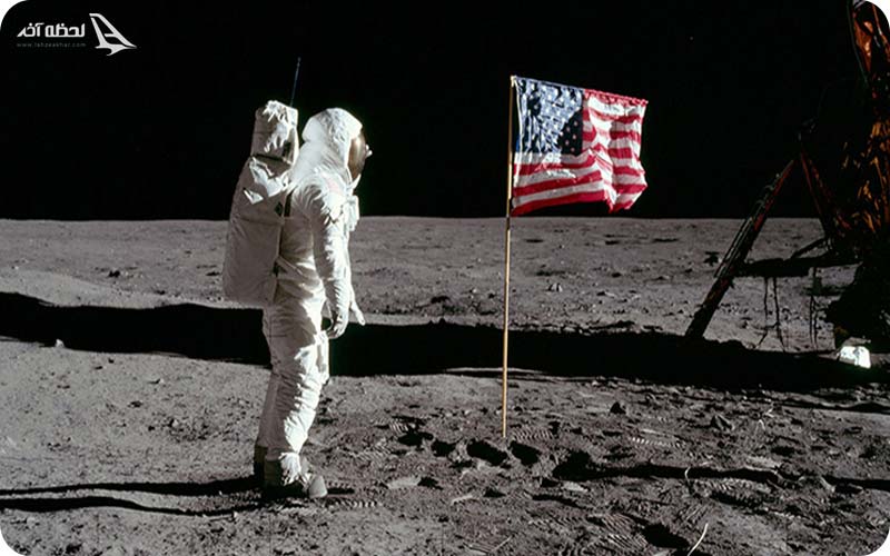 پرچم آمریکا روی سطح ماه