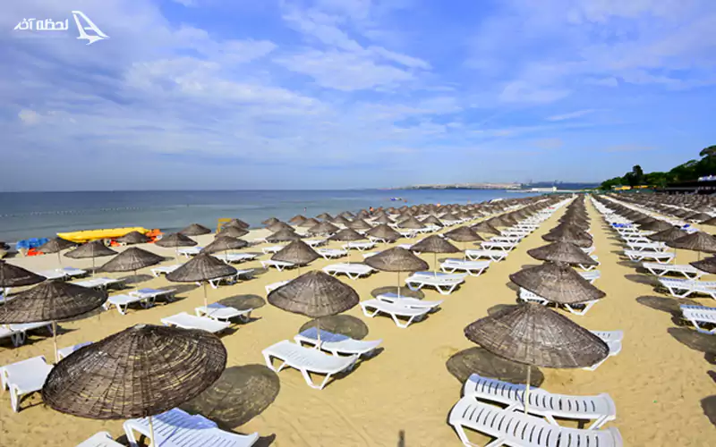 تخت های حمام آفتاب ساحل استانبول