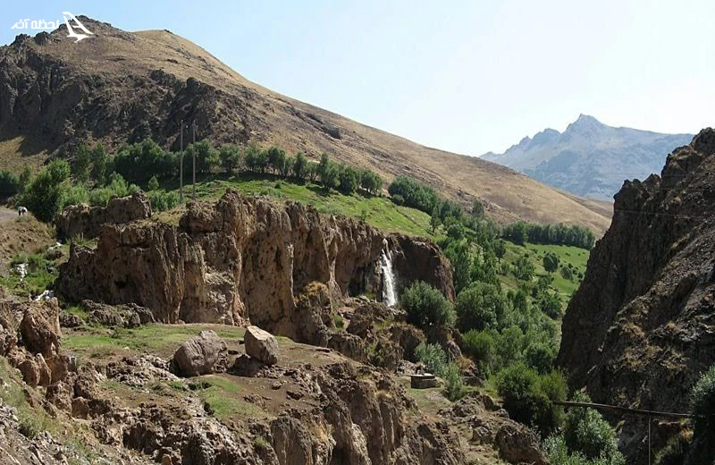 آبشار و طبیعت کوهستانی قینرجه تکاب
