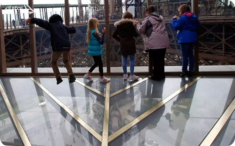 هیجان در طبقه شیشه ای برج ایفل هیجان در طبقه شیشه ای برج ایفل