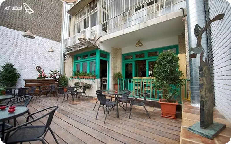 کافه نزدیک کتاب