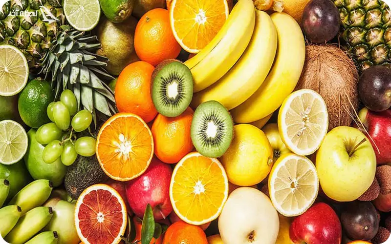 بازاری با سبدی پر از سلامتی و  میوه های تازه