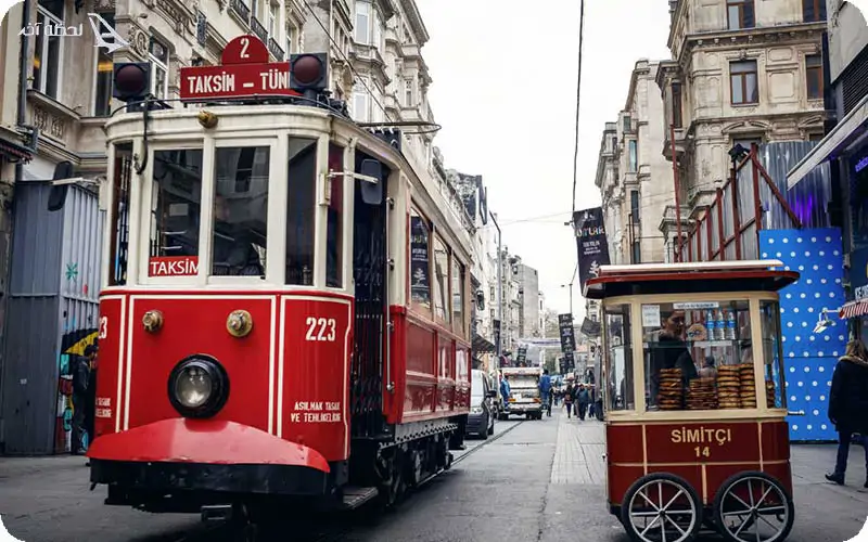 در خیابان استقلال استانبول سوار تراموا نشوید