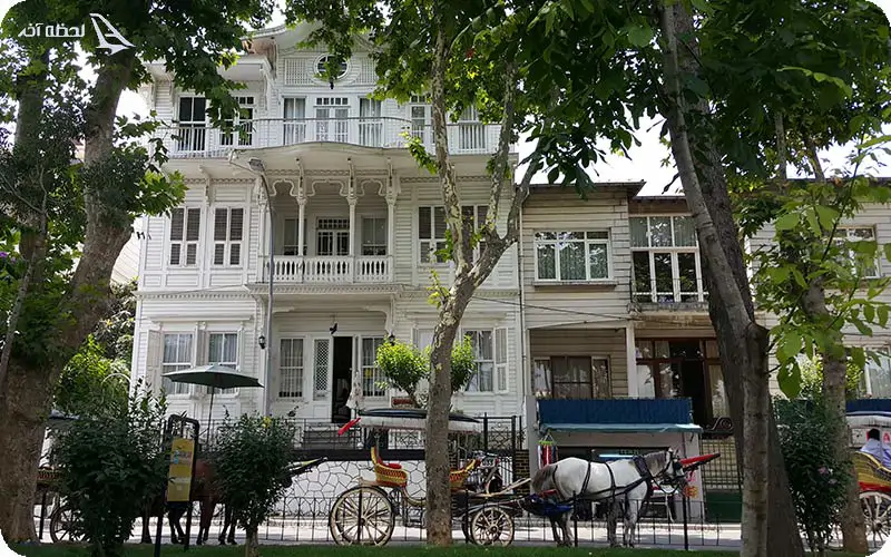 در نزدیکی جاذبه های توریستی اقامت نکنید