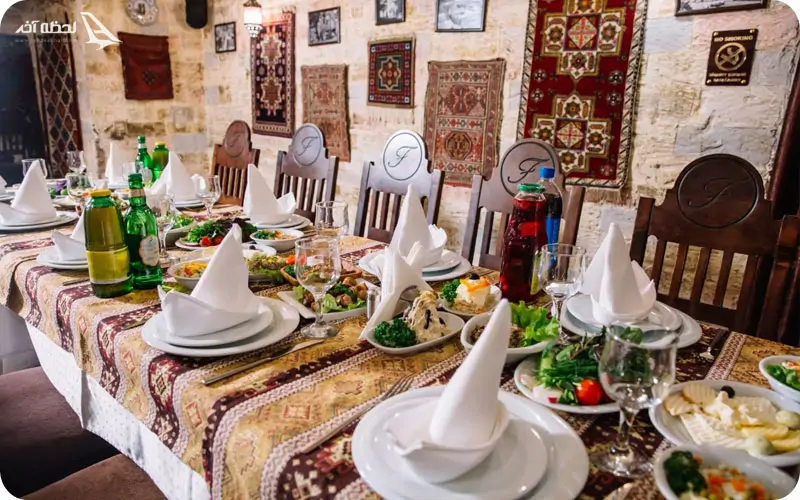 رستوران فیروزه محلی برای چشیدن غذاهای محلی