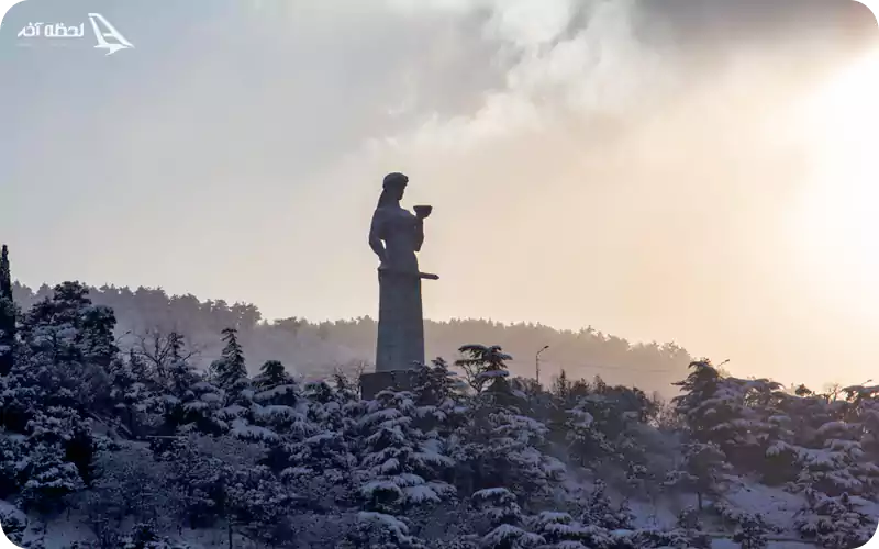مجسمه مادر در  برف