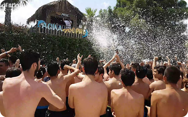 کف پارتی در پارک آبی کلاب دلفین