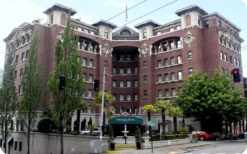 هتل بوربون؛ تنها در هتل اقامت نکنید!