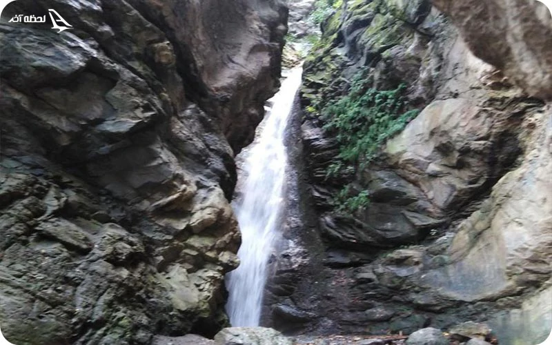 آبشار ازارک در دل روستای سنگ پشته آبشار ازارک در دل روستای سنگ پشته