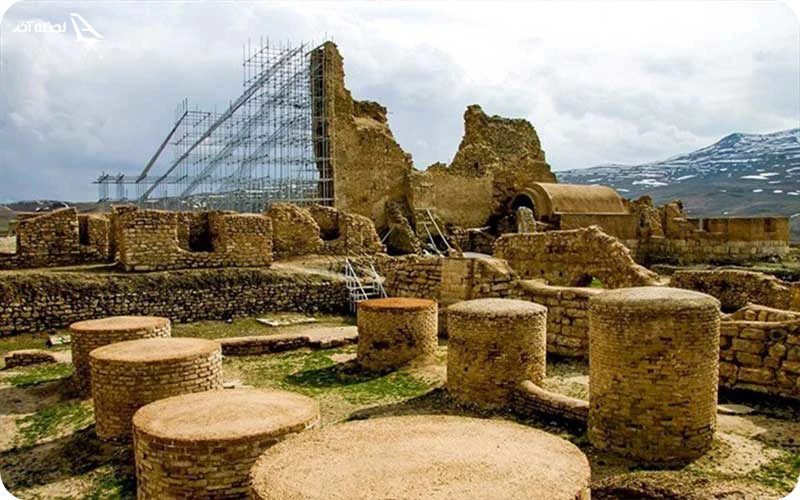 از عجایب تخت سلیمان؛ تالار ستون‌دار