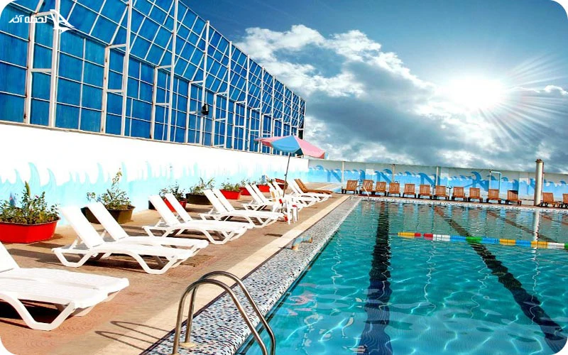 استخر روباز پارک ارم تهران استخر روباز پارک ارم تهران؛ تجربه حمام آفتاب در دل طبیعت