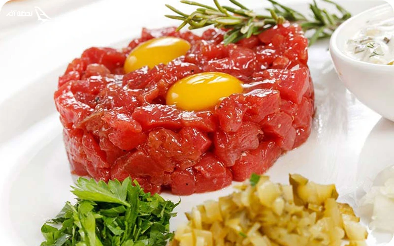 استیک تارتار استیک تارتار؛ گوشت گوشاله خام با تخممرغ