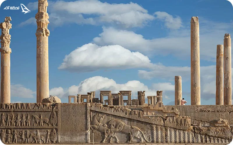 تخت جمشید یکی از دیدنی‌های اطراف شیراز 