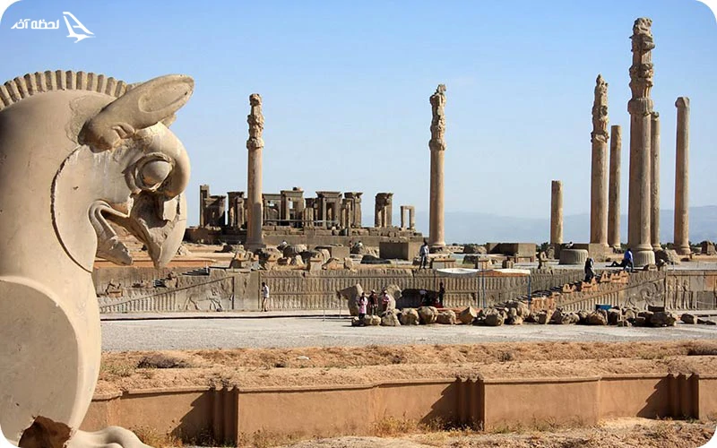 تخت جمشید از جاهای دیدنی شیراز در بهار