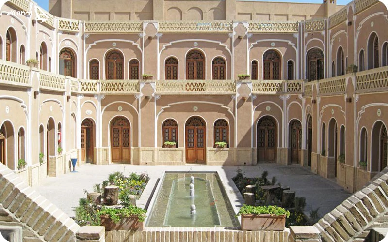 حیاط ها و ایوان