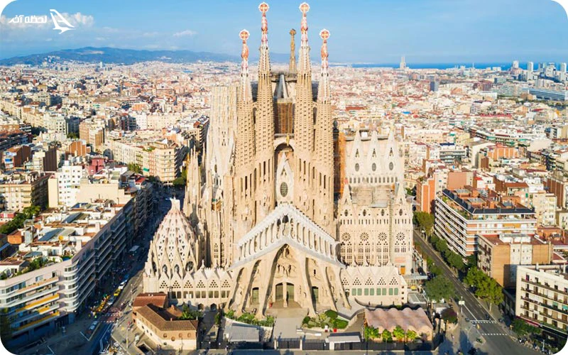 در اطراف کلیسا ساگرادا فامیلیا از چه جاذبه‌هایی می‌توانید دیدن کنید؟