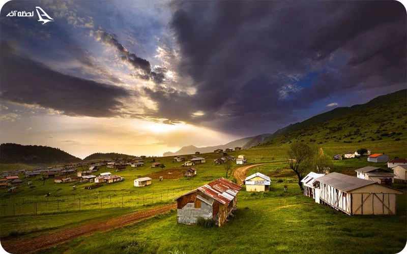دهکده جهان‌نما؛ هوای عالی در کنار خانه‌های شیروانی