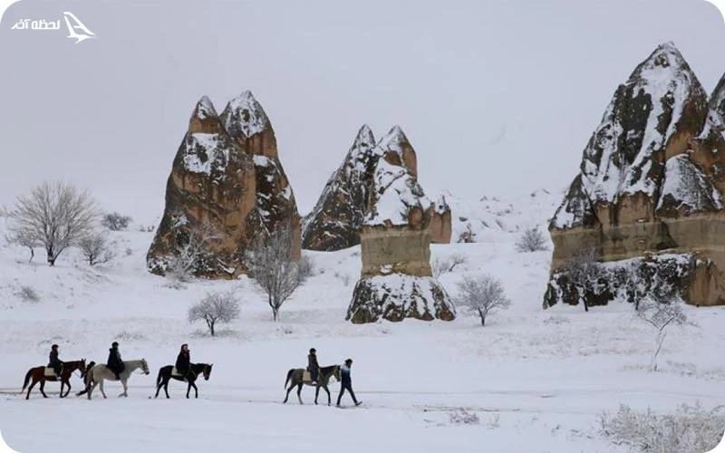 دودکشهای جن پوشیده از برف؛ چشمانداز رویایی کاپادوکیا دودکش های جن پوشیده از برف؛ مناظری از دنیای افسانه ها