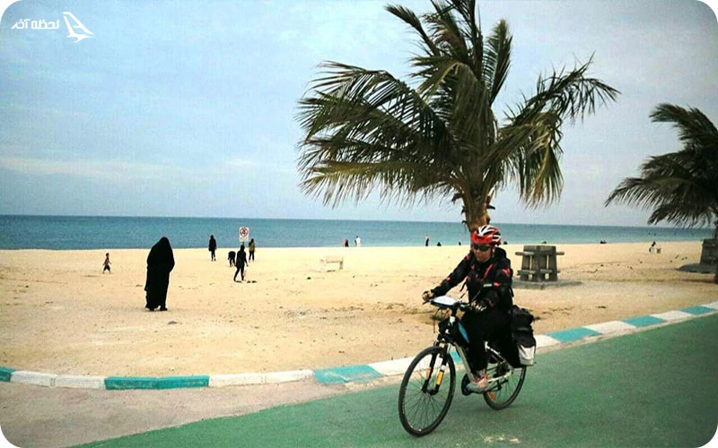 دوچرخهسواری در ساحل مرجان کیش دوچرخهسواری؛ تماشای امواج دریا در هر رکاب