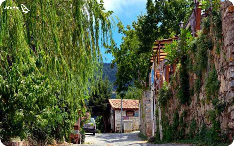 روستای شیرینچه کوش آداسی روستای شیرینچه؛ دهکدهای تاریخی با خانههای گچکاری