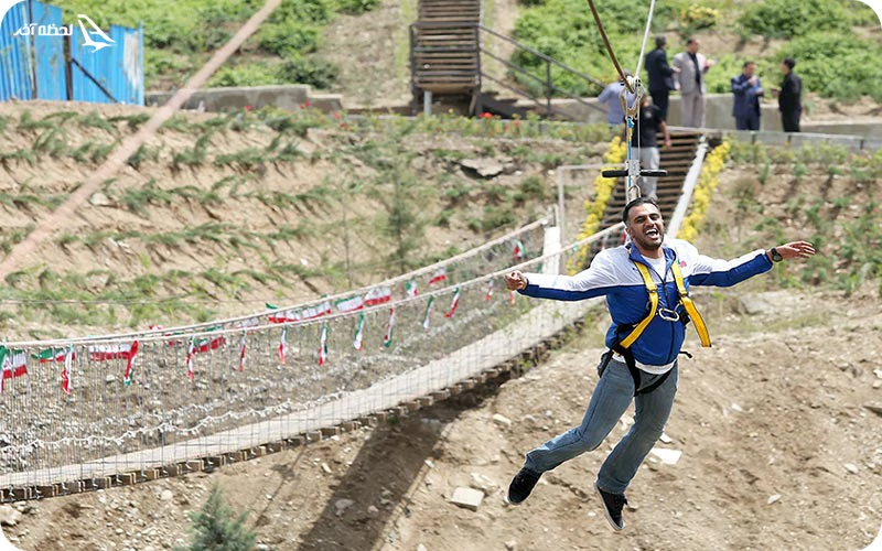 زیپ‌لاین؛ هیجان پرواز از روی یک پل شیشه‌ای