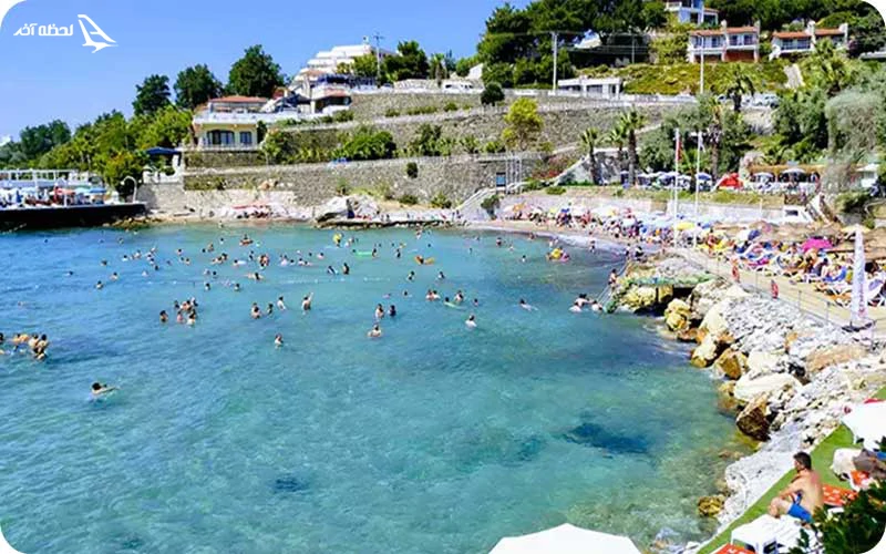 ساحل جزیره مار کوش آداسی ساحل جزیره مار؛ تجربهای لوکس در کنار جزیرهای با شکل عجیب