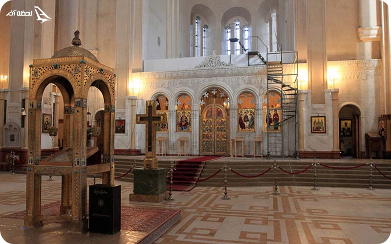 ساختمان اصلی کلیسای جامع تثلیث ساختمان اصلی؛ نقاشی های چشمنواز برروی دیوارهای سفید