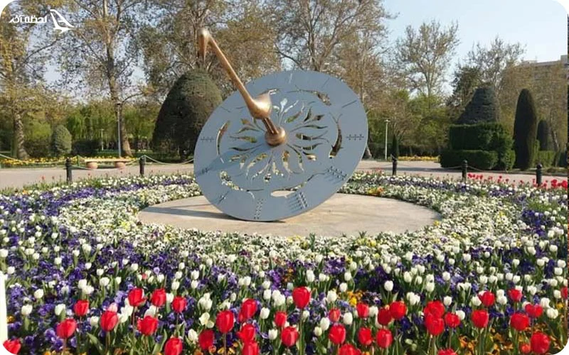 ساعت آفتابی از جالبترین وسایل موجود در پارک لاله تهران  ساعت آفتابی