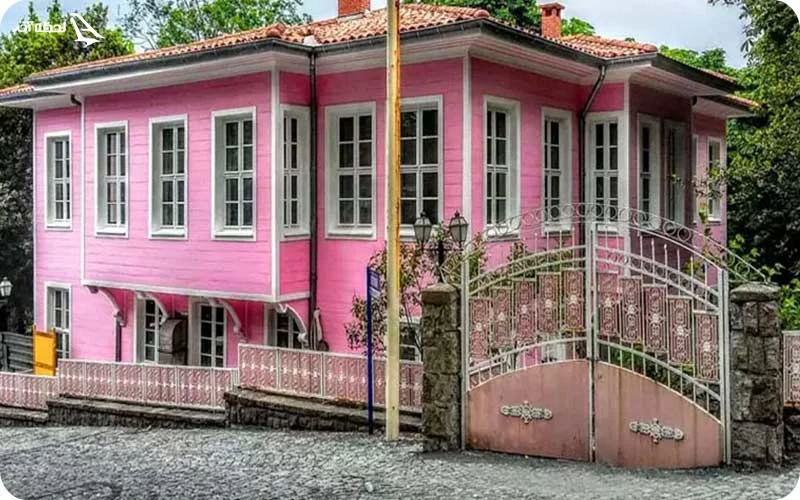 عمارت صورتی پارک امیرگان عمارت صورتی؛ شکوه عثمانی در لباس صورتی