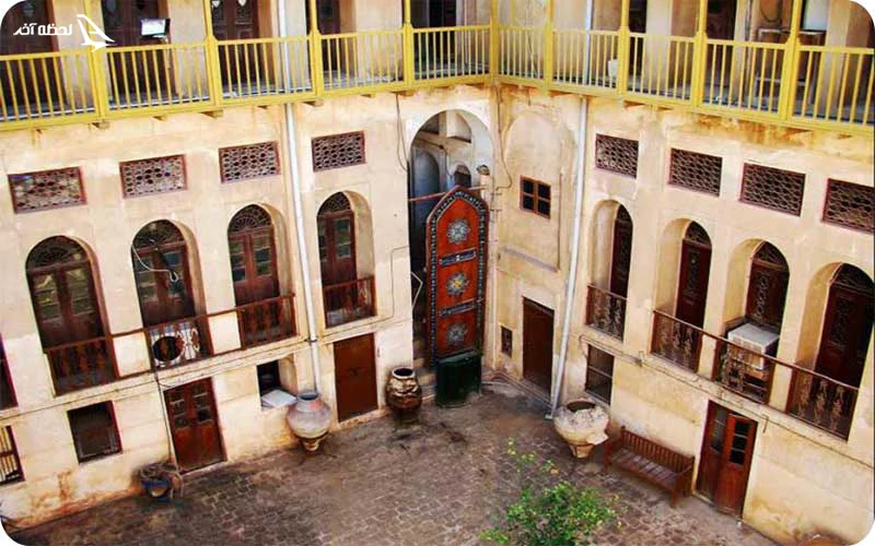عمارت گلشن؛ عمارتی دل‌فریب میان نخل‌ها