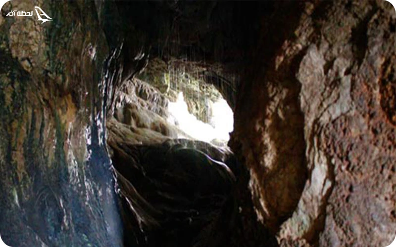 غار آهکی تنگه براق غار آهکی؛ سقفی پوشیده از خزههای سبز