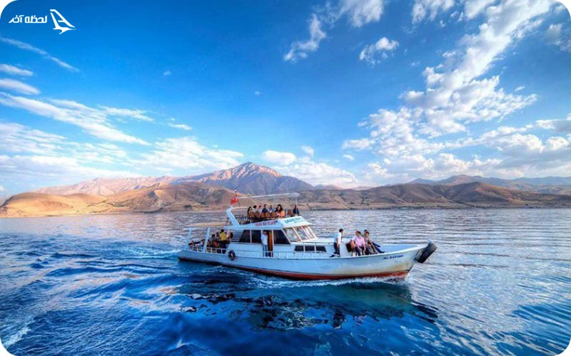 قایق‌سواری در دریاچه وان