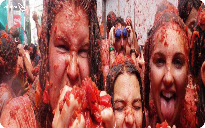 فستیوال لا توماتینا فستیوال لا توماتینا؛ پرتاب گوجهفرنگیهای له شده