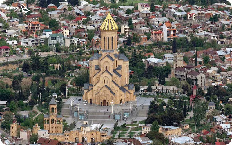 محوطه بیرونی کلیسای جامع تثلیث محوطه بیرونی؛ فضایی دلنشین و زیبا