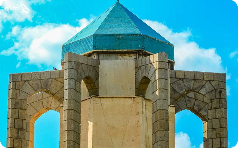 معماری آرامگاه بابا طاهر؛ بنایی با معرق‌کاری زیبا و گنبد فیروزه‌ای