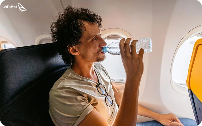 نوشیدن آب یکی از روش های پیشگیری از جت لگ شدن نوشیدن آب یکی از روش های پیشگیری از جت لگ شدن