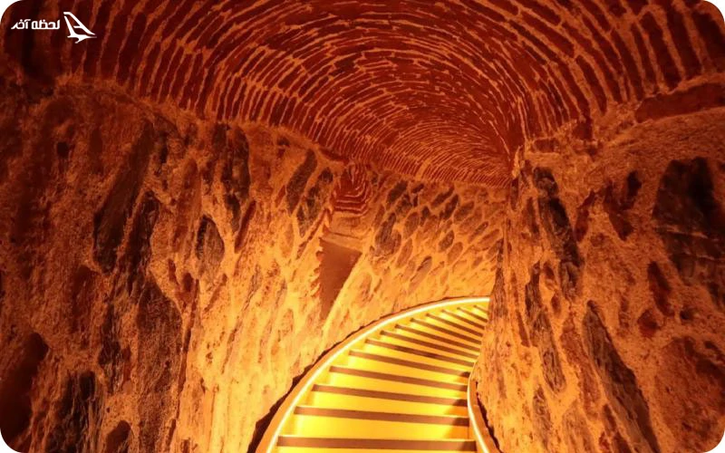 ورودی برج گالاتا؛ پله‌های سنگی و درب چوبی