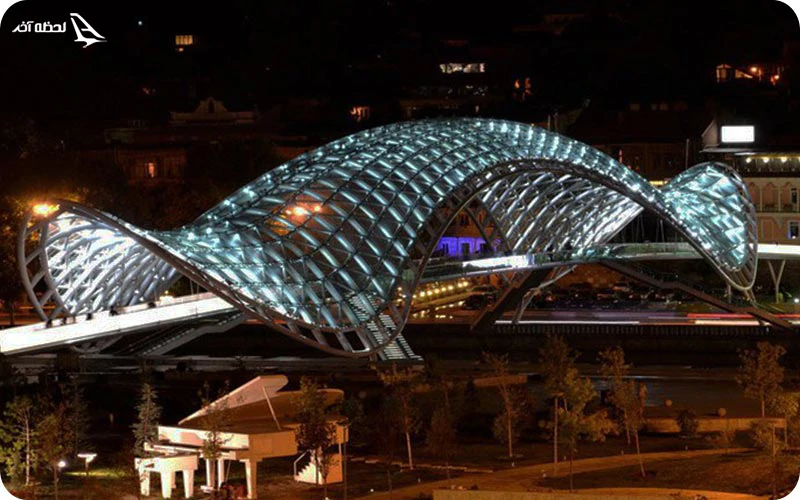 پل صلح یکی از جاهای دیدنی تفلیس