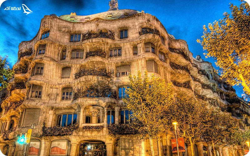 قصر عجیب کازامیلا در بارسلونای اسپانیا