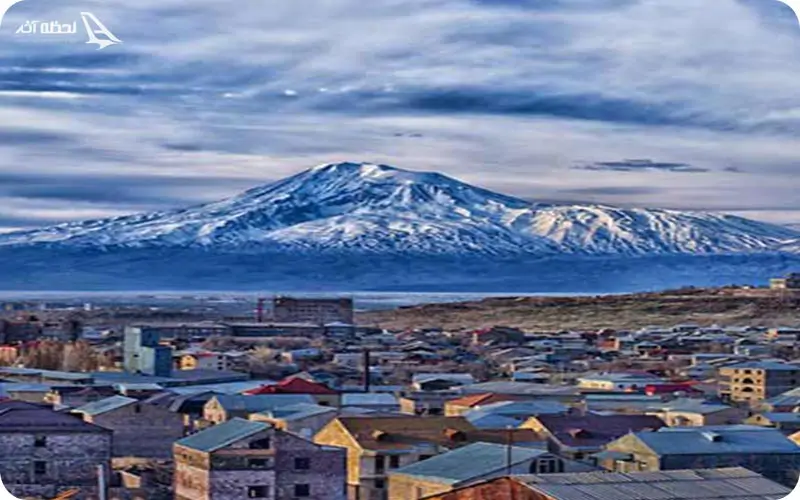 ارمنستان؛ عکس یادگاری با مادر ارمنستان؛ عکس یادگاری با مادر