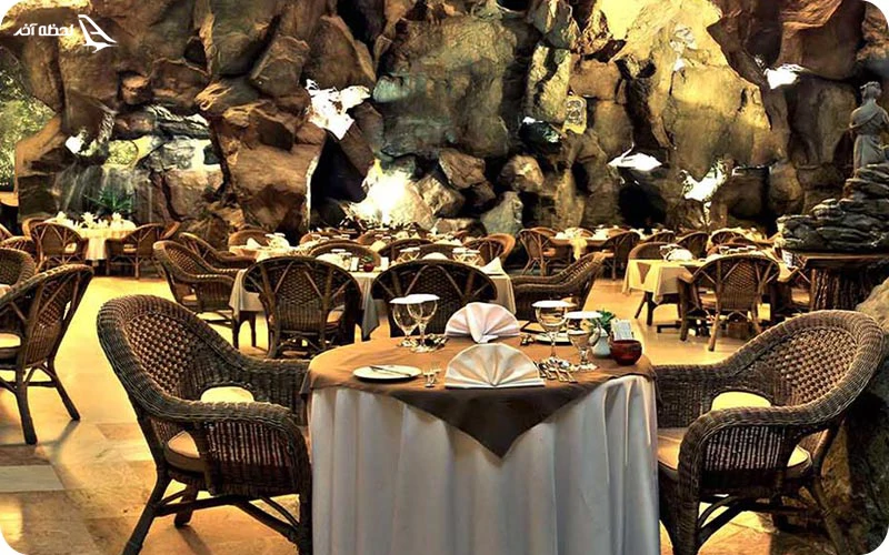رستوران کوه نور؛ فضای صخره‌ای با نورپردازی خاص
