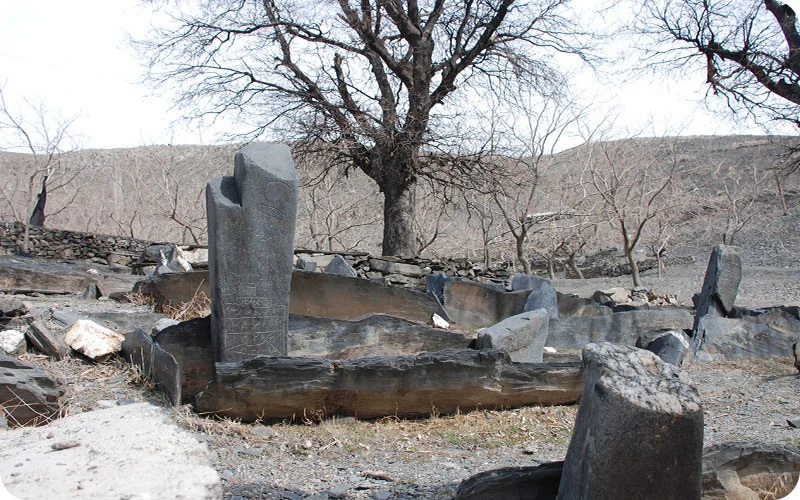 گورستان تاریخی؛ سنگ‌های قلوه‌ای شکل