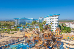 Hotel Crystal Admiral Resort Suites and Spa