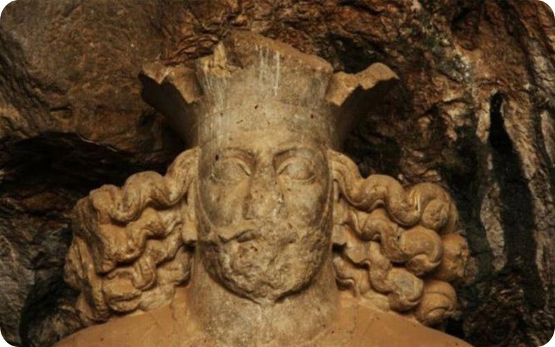 غار شاپور: مجسمه شاپور اول، نمادی از قدرت و عظمت